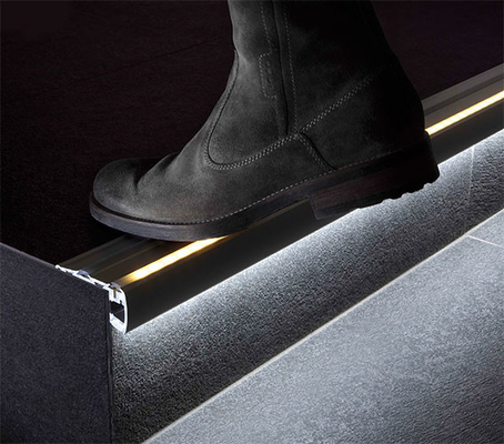 Guter Preis LED-Aluminiumverdrängung profiliert das Streifen-Beleuchtungs-Treppen-Treppenhaus, das für Kino-Theater-Schritt-Licht riecht Online