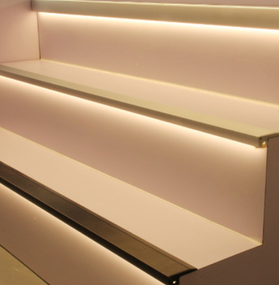 Guter Preis Treppe führte das Aluminiumverdrängungs-Profil-Treppenhaus, das für Kino-Theater-Schritt-Licht riecht Online
