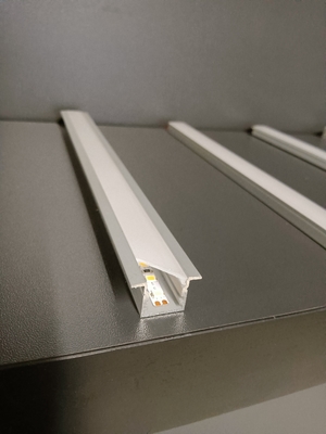 Guter Preis Mildern Sie Verdrängung 6063 T5 führte Streifen vertieftes Kanal-Sandstrahlen Online